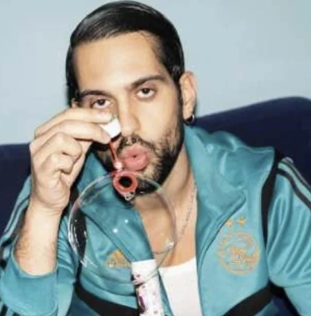 Mahmood: fotografia presente nell’articolo di OK Salute citato nella card.